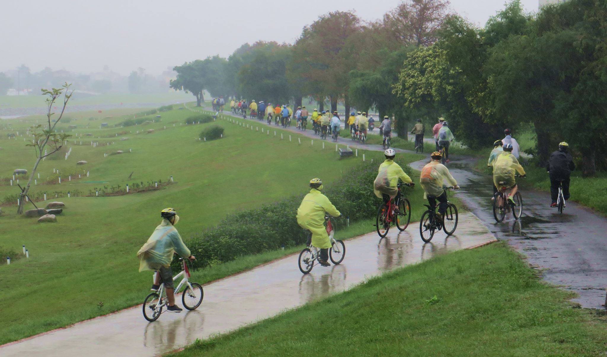 學員們不畏風雨繼續賣力騎單車